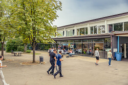 Auf dem Bild ist der Pausenhof und die Außenansicht eines Gebäudes der Schillerschule zu sehen.
