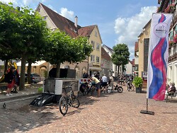 Auf dem Bild sind einige Besucher*innen mit ihren Fahrrädern auf dem RadKULTUR-Tag in der Aalener Innenstadt zu sehen.