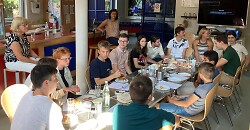 Auf dem Bild ist das Internationale Arbeitsfrühstück im Aalener Haus der Jugend zu sehen.