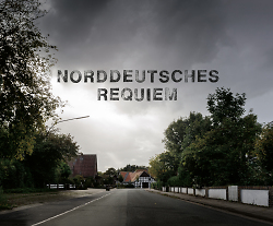 Auf dem Bild ist Norddeutsches Requiem - eine fotografische Lesung mit Jan Lederbogen zu sehen