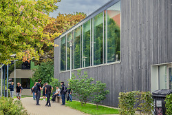 Auf dem Bild ist die Außenansicht eines Gebäudes des Theodor-Heuss-Gymnasiums zu sehen.