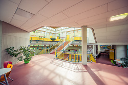 Auf dem Bild ist ein Treppenhaus in der Karl-Kessler-Schule zu sehen.