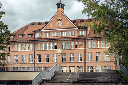 Auf dem Bild ist die Außenansicht eines Gebäudes des Schubart-Gymnasiums zu sehen.