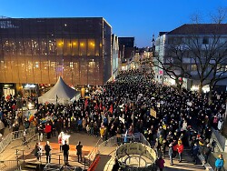 Auf dem Bild ist der von Menschen gefüllte Aalener Marktplatz während einer Kundgebung für die Ukraine zu sehen.