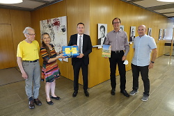 Auf diesem Bild ist die Übergabe von 1500 Unterschriften der Gruppe "Klimaentscheid Aalen" an Oberbürgermeister Thilo Rentschler zu sehen.