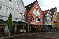 Auf dem Bild ist die Außenansicht von Gebäuden in der Innenstadt Aalens zu sehen.