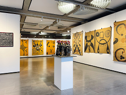 Auf dem Bild ist die Ausstellung der Elmer Stiftung in der Galerie im Aalener Rathaus zu sehen.