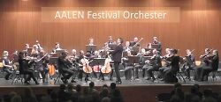 Auf dem Bild ist das Aalen Festival Orchester zu sehen.