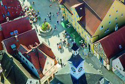 Auf dem Bild ist eine Luftaufnahme des Aalener Marktplatzes zu sehen.