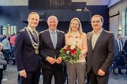 Das Bild zeigt den neuen Bürgermeister Bernd Schwarzendorfer zusammen mit seiner Partnerin, dem Oberbürgermeister und dem Ersten Bürgermeister auf der Bühne des Kulturbahnhofs