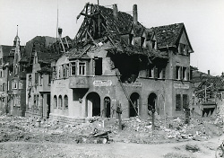 Auf dem Bild sind von Bomben zerstörte Gebäude zu sehen.