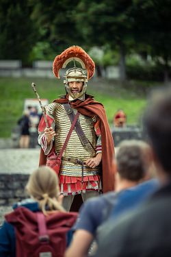 Auf dem Bild ist ein Mann zu sehen, der eine römische Rüstung trägt.