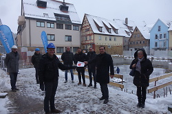 Auf diesem Bild ist die Übergabe der offiziellen Baufreigabe für die Brauerei "Barfüßer" zwischen Dekan- und Helferstraße zu sehen.
