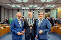 Auf dem Bild sind v.l.n.r.: Bernd Schwarzendorfer, Oberbürgermeister Frederick Brütting und Erster Bürgermeister Wolfgang Steidle zu sehen.