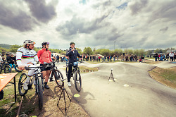 Auf dem Bild sind die beiden Mountainbike-Manager Simon Gegenheimer und Marion Fromberger und Oberbürgermeister Fredrick Brütting auf Fahrrädern an einer Pumptrack-Anlage zu sehen.