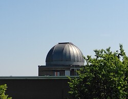 Auf dem Bild ist die Sternwarte am Kopernikus-Gymnasium Wasseralfingen zu sehen.