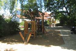 Auf dem Bild sind Spielgeräte auf dem Spielplatz in der Bismarckstraße zu sehen.