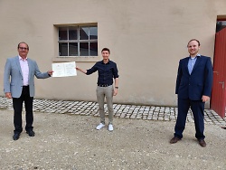 Auf diesem Bild sind Bürgermeister Karl-Heinz Ehrmann, Peter Hoch und Florian Fiedler (beide Tiefbauamt der Stadt Aalen) mit dem Förderbescheid des Landes für den Breitbandausbau zu sehen.