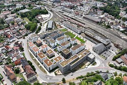 Ein Luftbild, das das Quartier Stadtoval mit dem Kulturbahnhof und dem Fußgängersteg zeigt