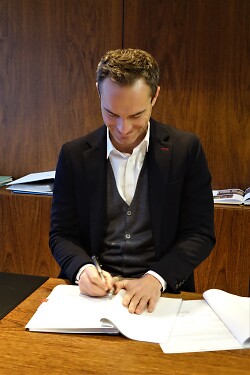 Auf dem Bild ist OB Brütting zu sehen der den Nachtrag zur Kreuzungsvereinbarung unterzeichnet 