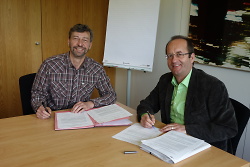 Vereinsvorstand Markus Schwope und Bürgermeister Karl-Heinz Ehrmann unterzeichnen Mietvertrag für neuen Standort