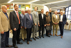 OB Rentschler und Dr. Ralf Kurek (Präsident, 5.v.l.) sowie weitere Club-Mitglieder.