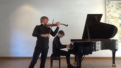 Auf dem Bild sind die Brüder Henrik (Klavier) und Frederik (Violine) von Wrochem zu sehen.