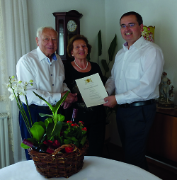 Erster Bürgermeister Wolfgang Steidle gratuliert dem Ehepaar Funk.
