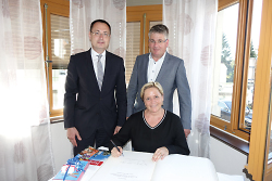 Kultusministerin Dr. Susanne Eisenmann trug sich ins Goldene Buch der Stadt Aalen ein.