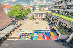 Foto von oben, Gemälde auf dem Boden vor dem Rathaus in Aalen