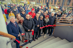 Das Bild zeigt OB Frederick Brütting, Erster Bürgermeister Wolfgang Steidle, Landtagsabgeordneter Winfried Mack und weitere Gemeinderäte beim Durchschneiden eines roten Bandes. Im Hintergrund sind Zuschauer zu sehen.