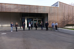 Auf diesem Bild ist eine Menschenkette vor dem Fachklassentrakt des Schubart-Gymnasiums zu sehen, der beim Wettbewerb "Klimaaktive Kommune 2020" ausgezeichnet wurde.
