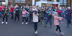Flashmob vor dem Aalener Rathaus