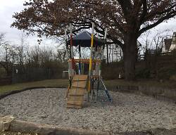 Auf dem Bild ist ein Klettergerüst auf dem Spielplatz in der Friedrich-Ebert-Straße zu sehen.
