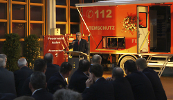 Bürgermeister Fehrenbacher vor dem neuen Gerätewagen Atemschutz