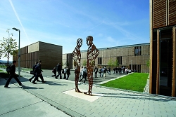 Auf dem Bild sind Studenten auf dem Campus Burren der Hochschule Aalen zu sehen.