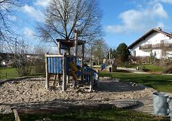 Auf dem Bild ist ein Klettergerät auf dem Spielplatz im Hohfeld / bzw in der Kellstraße zu sehen.