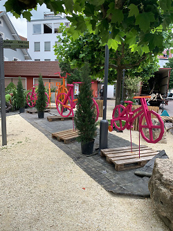 Auf dem Bild sind mit Blumen verschönerte, alte Fahrräder in der Aalener Innenstadt zu sehen.