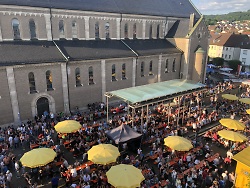 Auf dem Bild ist eine Menschenmenge auf einem Platz vor einer Kirche bei den Wasseralfinger Festtagen zu sehen.