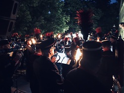 Auf dem Bild sind Feuerwehrmänner und Musiker der SHW Bergkapelle zu sehen. Die Feuerwehrleute halten Fackeln, die Musiker spielen die Abendserenade zum Abschluss der Wasseralfinger Festtage.