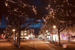 Auf dem Bild sieht man den weihnachtlich beleuchteten Karlsplatz in Wasseralfingen mit Blick Richtung Wilhelmstraße