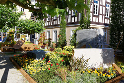 Die Gärtnerei Goldammer hat mit dem Steinmetzbetrieb Haschka den Platz an der Ritterschule gestaltet.