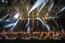 auf dem Bild ist die Junge Philharmonie Ostwürttemberg bei einem Konzert auf einer Bühne zu sehen.