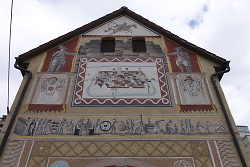 Auf diesem Bild ist die Fassade eines Hauses in der Rittergasse zu sehen, auf das Mitglieder des Kunstvereins Kollektiv K die Aalener Stadtgeschichte gemalt haben.