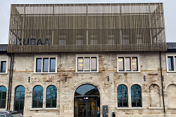 Auf dem Bild ist die Außenansicht des Gebäudes des Kulturbahnhofes zu sehen.