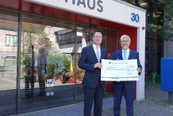 Oberbürgermeister Thilo Rentschler freut sich über Spende des Ostalbkreises