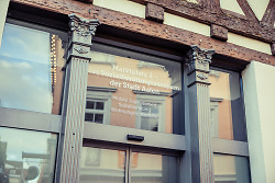 Auf dem Bild ist die Eingangstüre des Sozialberatungszentrums in Aalen zu sehen.