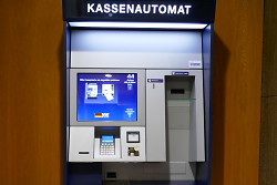 Auf dem Bild ist der Kassenautomat im Rathausfoyer zu sehen.