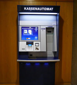 Auf dem Bild ist der Kassenautomat im Rathausfoyer zu sehen.