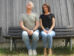 Michael Diebold  und Britta Schmid sitzen nebeneinander auf einer Holzbank